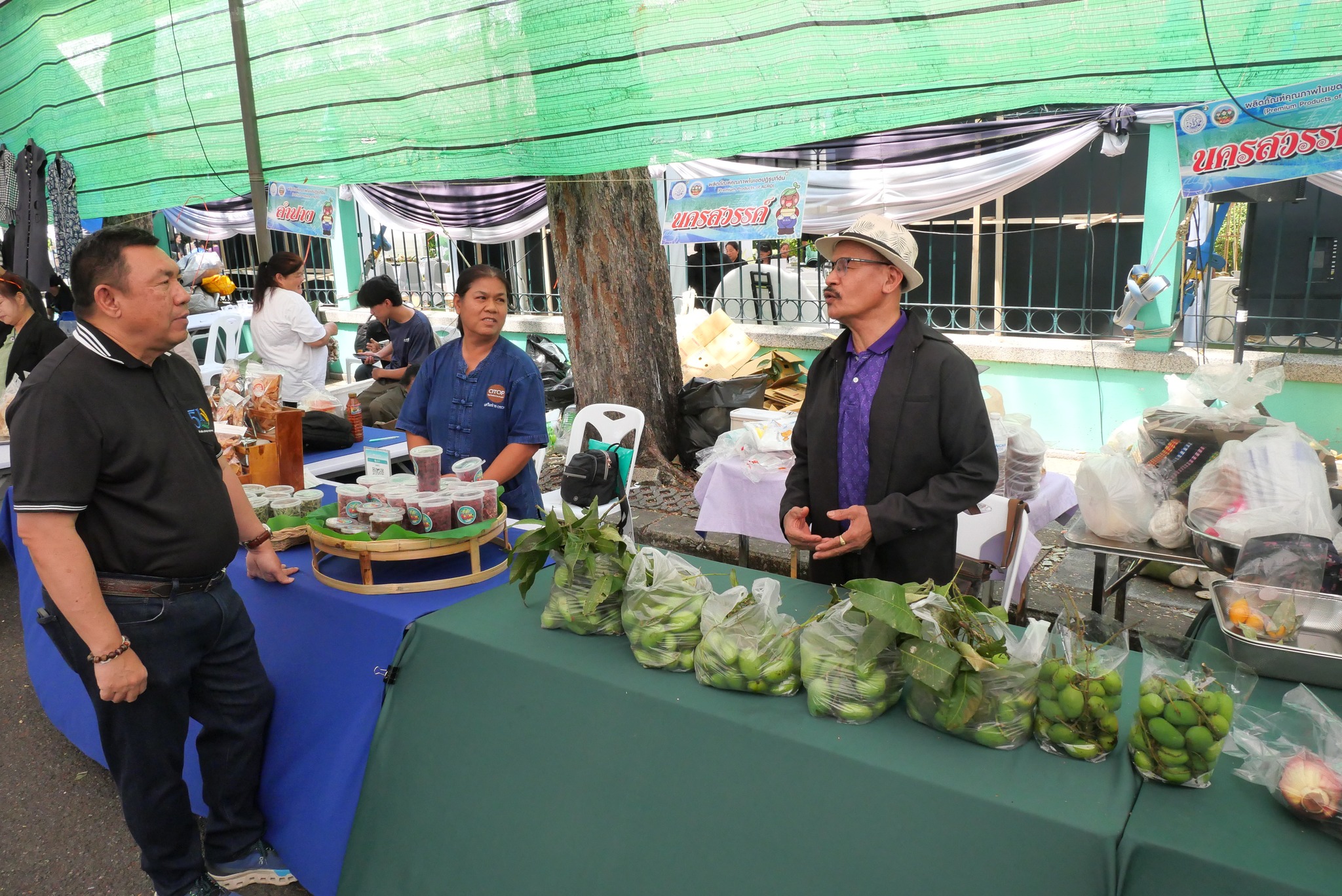 title - เลขาธิการ ส.ป.ก. เยี่ยมทักทายเกษตรกรและซื้อสินค้าในบรรยากาศวันสุดท้ายของการออกร้านขายสินค้า จากเขตปฏิรูปที่ดิน ส่งท้ายงานครบรอบ 51 ปี ส.ป.ก.